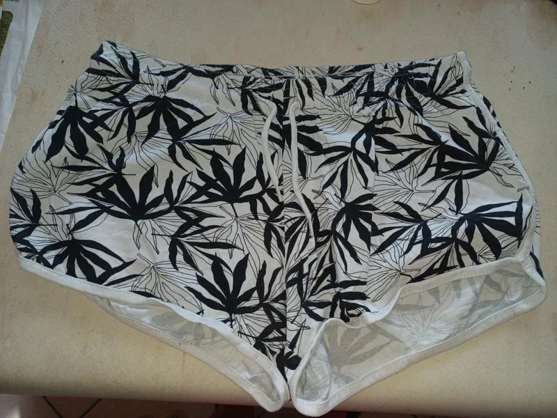 short blanc. Et noir motif feuille marque Primark taille 36